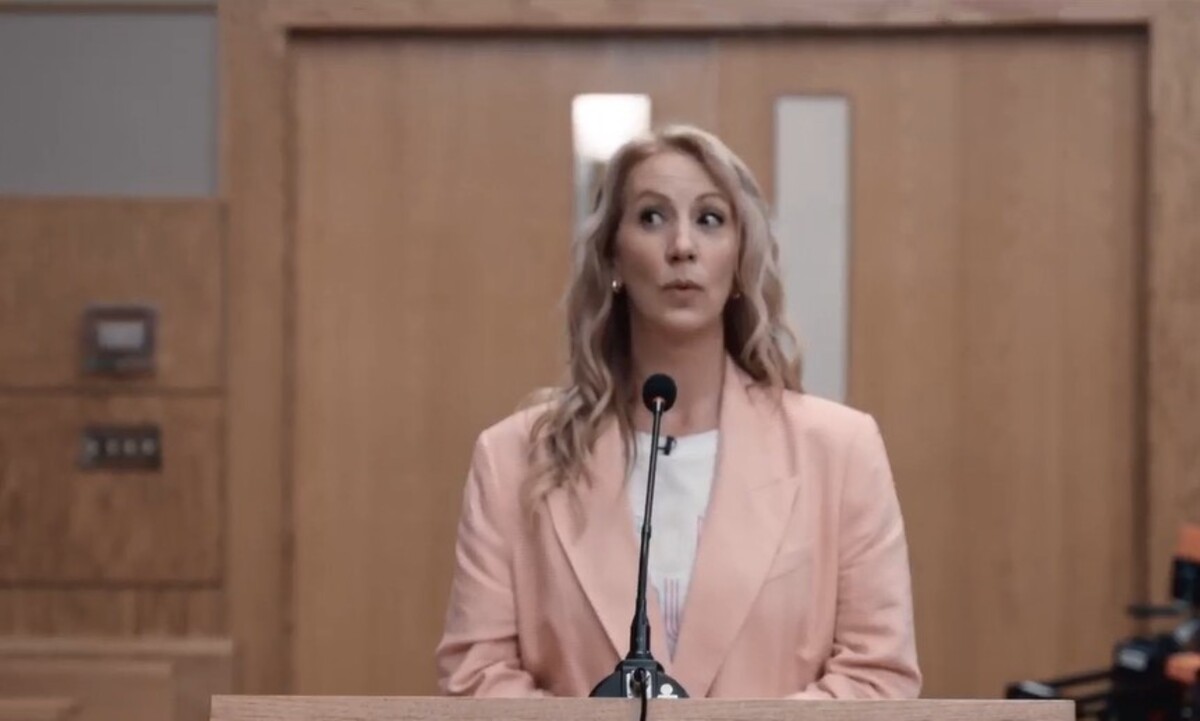see mélanie maynard appear handcuffed